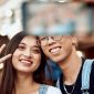 Ilustrasi gaya selfie dua jari yang berpotensi membuka celah pencurian data sidik jari