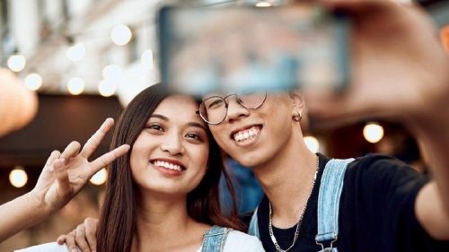 Ilustrasi gaya selfie dua jari yang berpotensi membuka celah pencurian data sidik jari