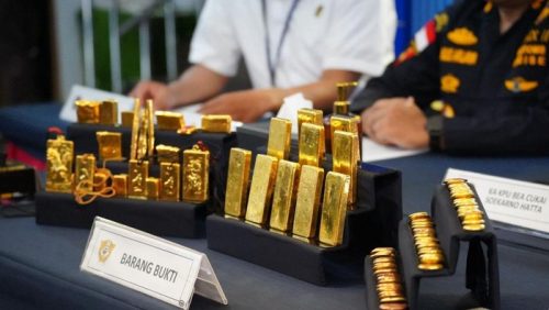 Petugas Bea Cukai Soekarno Hatta memperlihatkan emas sitaan dari upaya penyelundupan oleh penumpang internasional di Terminal 3 Bandara Soetta, Jakarta.( Foto: Dok. Bea Cukai )