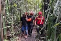 Evakuasi jasad WN Singapura pendaki Gunung Dukono. (Dok. BNPB)
