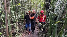 Evakuasi jasad WN Singapura pendaki Gunung Dukono. (Dok. BNPB)