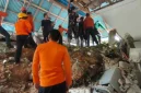 EVAKUASI – Tim gabungan SAR, BPBD, TNI, dan Polri mengevakuasi korban longsor di Kelurahan Empelu, Tanah Sepenggal, Bungo, Rabu (13/5/2026).