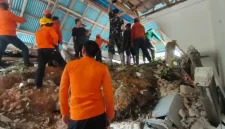 EVAKUASI – Tim gabungan SAR, BPBD, TNI, dan Polri mengevakuasi korban longsor di Kelurahan Empelu, Tanah Sepenggal, Bungo, Rabu (13/5/2026).