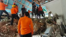 EVAKUASI – Tim gabungan SAR, BPBD, TNI, dan Polri mengevakuasi korban longsor di Kelurahan Empelu, Tanah Sepenggal, Bungo, Rabu (13/5/2026).