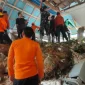 EVAKUASI – Tim gabungan SAR, BPBD, TNI, dan Polri mengevakuasi korban longsor di Kelurahan Empelu, Tanah Sepenggal, Bungo, Rabu (13/5/2026).