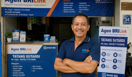 Ilustrasi pria pemilik Agen BRILink berdiri di depan kios layanan keuangan di Depok.