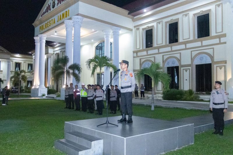 Kapolda Jambi Irjen Pol. Krisno H. Siregar memimpin apel KRYD bersama ratusan personel gabungan di Mapolresta Jambi, Sabtu malam (9/5/2026).