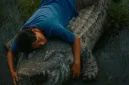 Adegan Marissa Anita sebagai Mama bersama Yusuf Mahardika sebagai Johan dalam film Crocodile Tears yang berlatar di Taman Buaya.