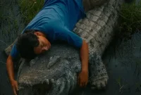 Adegan Marissa Anita sebagai Mama bersama Yusuf Mahardika sebagai Johan dalam film Crocodile Tears yang berlatar di Taman Buaya.