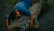 Adegan Marissa Anita sebagai Mama bersama Yusuf Mahardika sebagai Johan dalam film Crocodile Tears yang berlatar di Taman Buaya.
