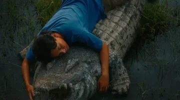 Adegan Marissa Anita sebagai Mama bersama Yusuf Mahardika sebagai Johan dalam film Crocodile Tears yang berlatar di Taman Buaya.