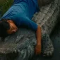 Adegan Marissa Anita sebagai Mama bersama Yusuf Mahardika sebagai Johan dalam film Crocodile Tears yang berlatar di Taman Buaya.