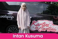 Atina Maulina dan Intan Kusuma Fauzia, pendiri Vanilla Hijab, mengembangkan bisnis modest fashion dari usaha kecil hingga dikenal luas.