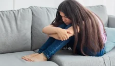 Seorang perempuan sedang mengalami depresi. (Foto: Freepik)