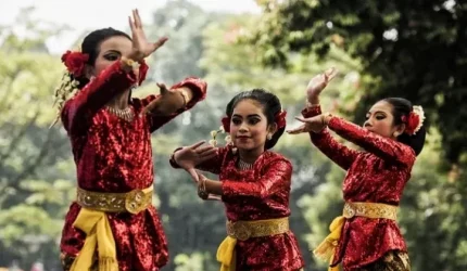 Penari cilik membawakan tarian tradisional Sunda dengan kostum merah dan batik di ruang terbuka