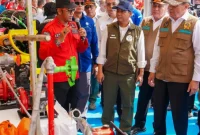 nko Polkam Djamari Chaniago dan Menteri Kehutanan Raja Juli Antoni meninjau kesiapan alat dan personel antisipasi karhutla di Palembang, Sumatra Selatan, Rabu (6/5/2026). (Foto: Humas Kemenhut)