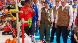 nko Polkam Djamari Chaniago dan Menteri Kehutanan Raja Juli Antoni meninjau kesiapan alat dan personel antisipasi karhutla di Palembang, Sumatra Selatan, Rabu (6/5/2026). (Foto: Humas Kemenhut)