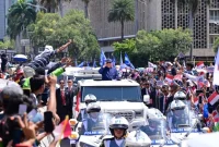 Diatas kendaraan Maung, Presiden Prabowo Subianto menyapa diaspora Indonesia setibanya di Cebu, Filipina, Kamis, 7 Mei 2026 (Foto: Biro Pers Sekretariat Presiden)