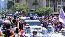 Diatas kendaraan Maung, Presiden Prabowo Subianto menyapa diaspora Indonesia setibanya di Cebu, Filipina, Kamis, 7 Mei 2026 (Foto: Biro Pers Sekretariat Presiden)