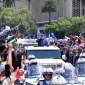 Diatas kendaraan Maung, Presiden Prabowo Subianto menyapa diaspora Indonesia setibanya di Cebu, Filipina, Kamis, 7 Mei 2026 (Foto: Biro Pers Sekretariat Presiden)