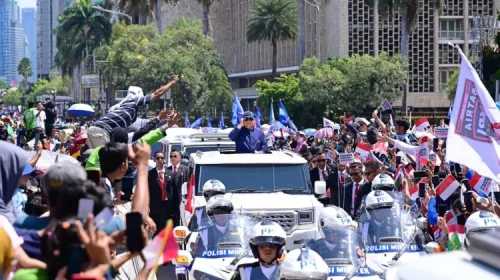 Diatas kendaraan Maung, Presiden Prabowo Subianto menyapa diaspora Indonesia setibanya di Cebu, Filipina, Kamis, 7 Mei 2026 (Foto: Biro Pers Sekretariat Presiden)