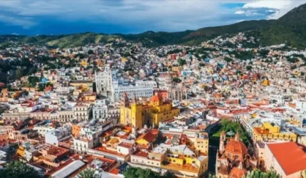 Mexico City sebagai tuan rumah Piala Dunia 2026 dengan suasana kota padat dan gedung-gedung tinggi.