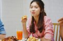 lustrasi orang makan meski sudah kenyang akibat food noise.( foto freepik)