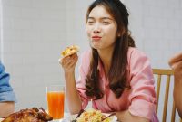lustrasi orang makan meski sudah kenyang akibat food noise.( foto freepik)