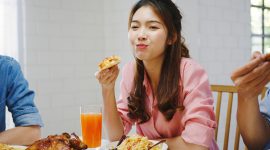 lustrasi orang makan meski sudah kenyang akibat food noise.( foto freepik)