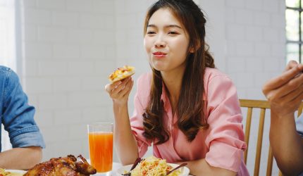 Ilustrasi orang yang tetap memikirkan makanan meski sudah kenyang karena food noise.