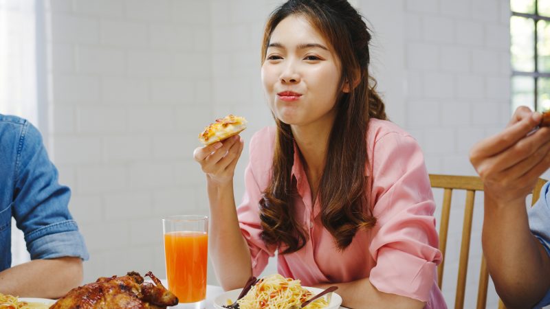 lustrasi orang makan meski sudah kenyang akibat food noise.( foto freepik)