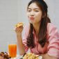 lustrasi orang makan meski sudah kenyang akibat food noise.( foto freepik)