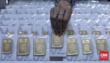 Harga emas Antam turun pada perdagangan Senin (18/5), sementara harga buyback ikut melemah.
