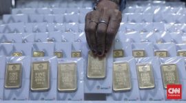Harga emas Antam turun pada perdagangan Senin (18/5), sementara harga buyback ikut melemah.