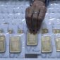 Harga emas Antam turun pada perdagangan Senin (18/5), sementara harga buyback ikut melemah.