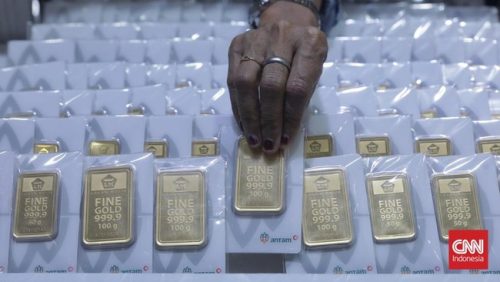 Harga emas Antam turun pada perdagangan Senin (18/5), sementara harga buyback ikut melemah.