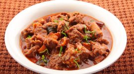 Hidangan daging khas Idul Adha disajikan bersama sayuran segar untuk membantu menjaga keseimbangan nutrisi dan mencegah kolesterol naik.