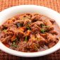 Hidangan daging khas Idul Adha disajikan bersama sayuran segar untuk membantu menjaga keseimbangan nutrisi dan mencegah kolesterol naik.