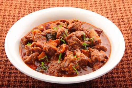 Hidangan daging khas Idul Adha disajikan bersama sayuran segar untuk membantu menjaga keseimbangan nutrisi dan mencegah kolesterol naik.