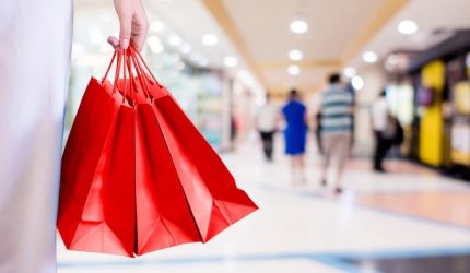 Ilustrasi pelanggan berbelanja fesyen dengan promo Allo PayLater di pusat perbelanjaan.