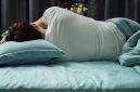 Ilustrasi seorang pria yang sedang tidur nyenyak di kamar tidur pada malam hari(Getty Images/iStockphoto/kaipong)
