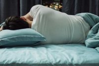 Ilustrasi seorang pria yang sedang tidur nyenyak di kamar tidur pada malam hari(Getty Images/iStockphoto/kaipong)