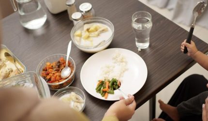 Ilustrasi sahur dengan seseorang menyantap makanan sebelum imsak pada dini hari.