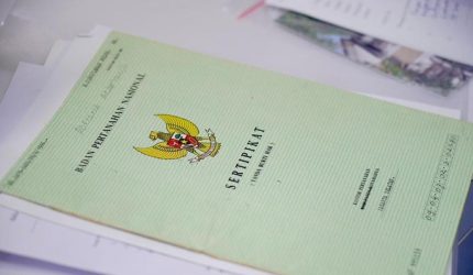 Ilustrasi dokumen sertifikat tanah yang digunakan dalam proses balik nama hibah di BPN