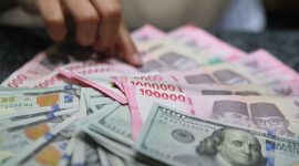 Ilustrasi rupiah dan dolar AS yang mencerminkan tekanan nilai tukar terhadap perekonomian dan industri nasional.(Fhoto : Bloomberg Technoz/ Andrean Kristianto)