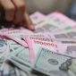 Ilustrasi rupiah dan dolar AS yang mencerminkan tekanan nilai tukar terhadap perekonomian dan industri nasional.(Fhoto : Bloomberg Technoz/ Andrean Kristianto)