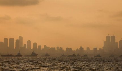 Suasana aktivitas lapangan di Asia yang menunjukkan dampak ekonomi dan energi, difoto oleh Reuters.