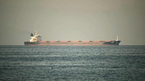 Ilustrasi -- Kapal kargo berlayar di Selat Hormuz pada Februari lalu, beberapa hari sebelum perang berkecamuk (dok. AFP/GIUSEPPE CACACE)