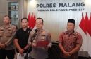 Kapolres Malang AKBP Muhammad Taat Resdi memberikan keterangan pers terkait penetapan empat tersangka kasus penyerangan wisatawan di Mapolres Malang.
