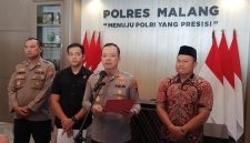 Kapolres Malang AKBP Muhammad Taat Resdi memberikan keterangan pers terkait penetapan empat tersangka kasus penyerangan wisatawan di Mapolres Malang.